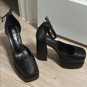 Wet Kiss Elegant Black Platform Shoes